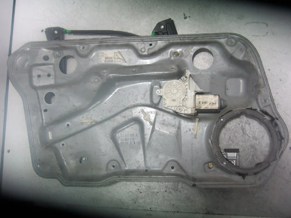 Foto de ELEVALUNAS DELANTERO IZQUIERDO VOLKSWAGEN GOLF IV BERLINA (1J1)(10.1997) 1.9 TDI (101 CV / 74 KW) referencia 1J4837755E