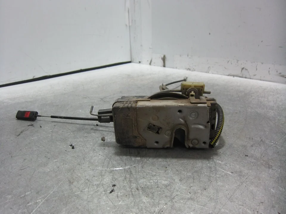 Foto de CERRADURA PUERTA DELANTERA DERECHA OPEL VECTRA C BERLINA 2.0 DTI (101 CV / 74 KW) referencia 24447341
