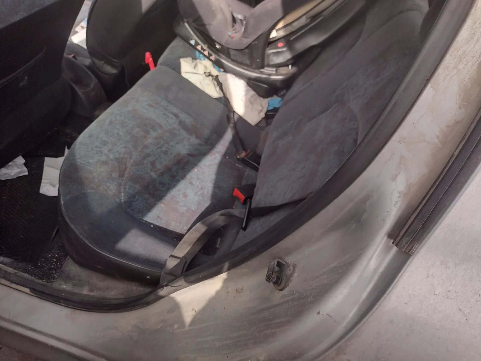 Foto de CINTURON SEGURIDAD TRASERO DERECHO PEUGEOT 206 1.9 Diesel (69 CV / 51 KW)