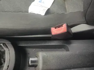 Foto de ENGANCHE CINTURON DELANTERO DERECHO SEAT IBIZA (6L1) 1.9 TDI (101 CV / 74 KW)