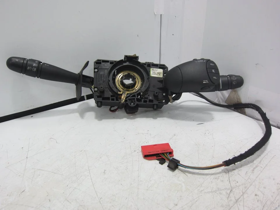 Foto de MANDO MULTIFUNCION RENAULT MEGANE I FASE 2 COUPE (DA...) 1.6 (107 CV / 79 KW) referencia 7700428227
