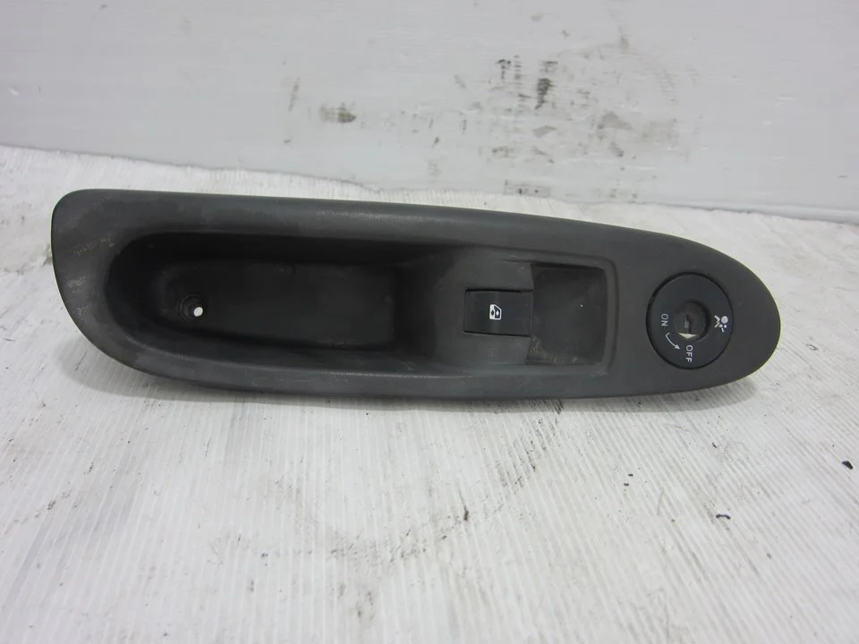 Foto de MANDO ELEVALUNAS DELANTERO DERECHO RENAULT CLIO II FASE I (B/CB0) 1.2 (75 CV / 55 KW) referencia 8200084005