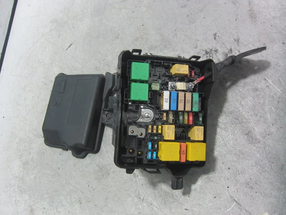 Foto de CAJA RELES / FUSIBLES CITROEN C4 CACTUS 1.2 12V VTi (82 CV / 60 KW) referencia 9671924480