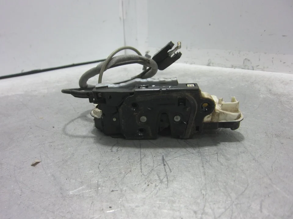 Foto de CERRADURA PUERTA TRASERA DERECHA SEAT IBIZA BERLINA (6J5) 1.2 TDI (75 CV / 55 KW) referencia 5N1837015C