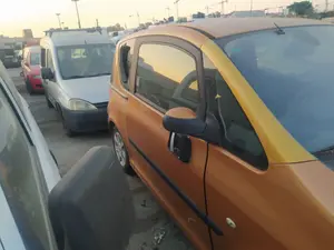 Foto de LUNA DELANTERA DERECHA PEUGEOT 1007 1.4 HDi (68 CV / 50 KW)