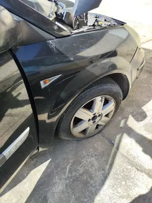 Foto de ALETA DELANTERA DERECHA RENAULT SCENIC II (JM) 1.9 dCi Diesel (120 CV / 88 KW) referencia 8200020569