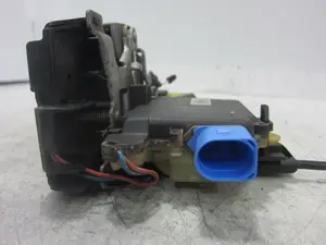 Foto de CERRADURA PUERTA TRASERA DERECHA VOLKSWAGEN GOLF IV BERLINA (1J1)(10.1997) 1.6 (101 CV / 74 KW) referencia 991993300 foto 3