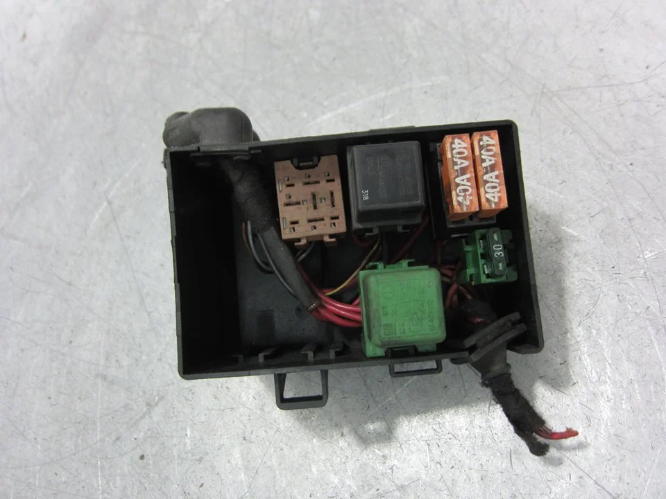 Foto de CAJA RELES / FUSIBLES OPEL ASTRA G BERLINA 1.7 Turbodiesel CAT (X 17 DTL / 2H8) (68 CV / 50 KW) referencia 96560119