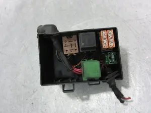 Foto de CAJA RELES / FUSIBLES OPEL ASTRA G BERLINA 1.7 Turbodiesel CAT (X 17 DTL / 2H8) (68 CV / 50 KW) referencia 96560119