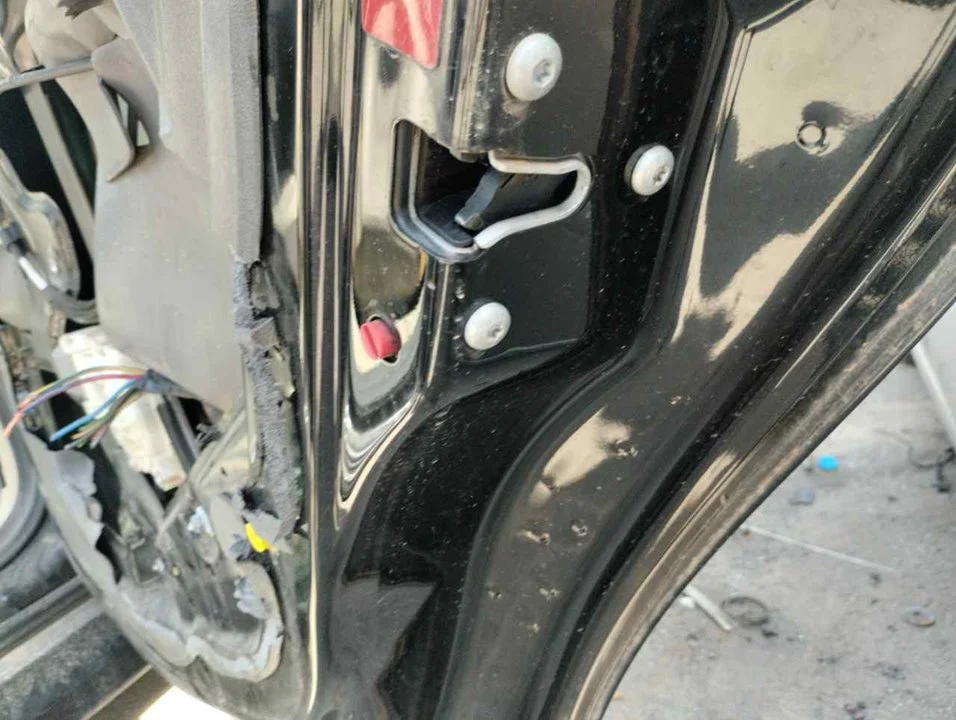 Foto de CERRADURA PUERTA TRASERA DERECHA SAAB 9-3 BERLINA 1.9 TiD CAT (150 CV / 110 KW) referencia 12759697