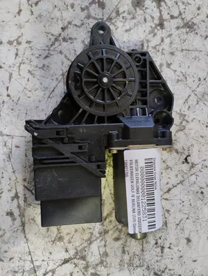 Foto de MOTOR ELEVALUNAS DELANTERO IZQUIERDO VOLKSWAGEN GOLF IV BERLINA (1J1)(10.1997) 1.6 (101 CV / 74 KW) referencia 130821765 foto 1