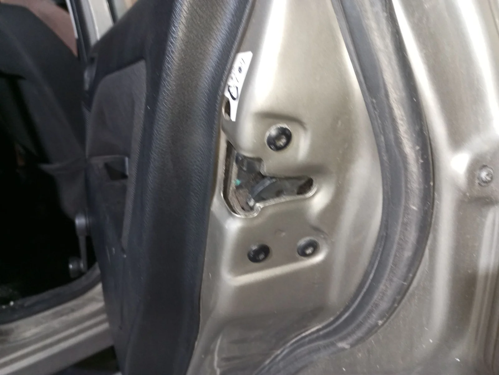 Foto de CERRADURA PUERTA TRASERA DERECHA FORD FIESTA (CBK) 1.4 TDCi CAT (68 CV / 50 KW) referencia 1372487