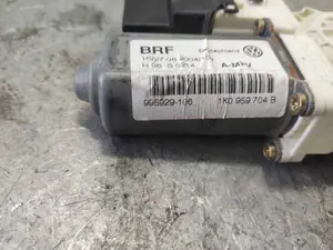 Foto de MOTOR ELEVALUNAS TRASERO DERECHO VOLKSWAGEN TOURAN (1T1) 1.9 TDI (105 CV / 77 KW) referencia 1K0959704B foto 2