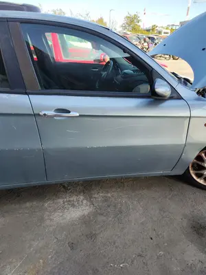 Foto de PUERTA DELANTERA DERECHA ALFA ROMEO 147 (190) 1.9 JTD CAT (110 CV / 81 KW)