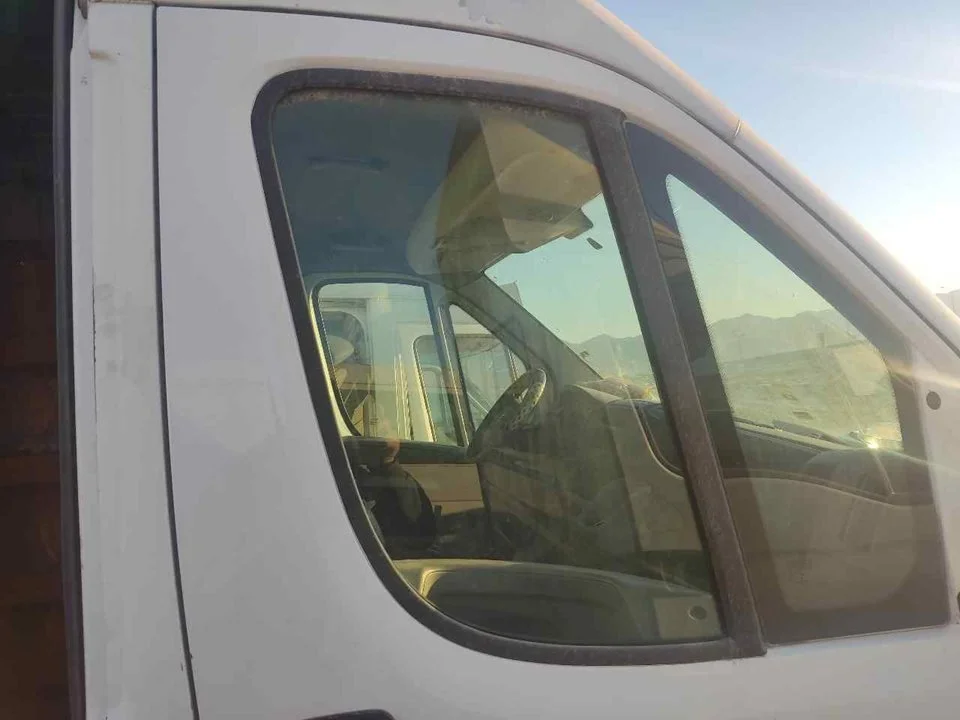 Foto de LUNA DELANTERA DERECHA PEUGEOT BOXER (333/335) FURGÓN TECHO ELEVADO BAT.3450MM 2.2 HDI CAT (101 CV / 74 KW)