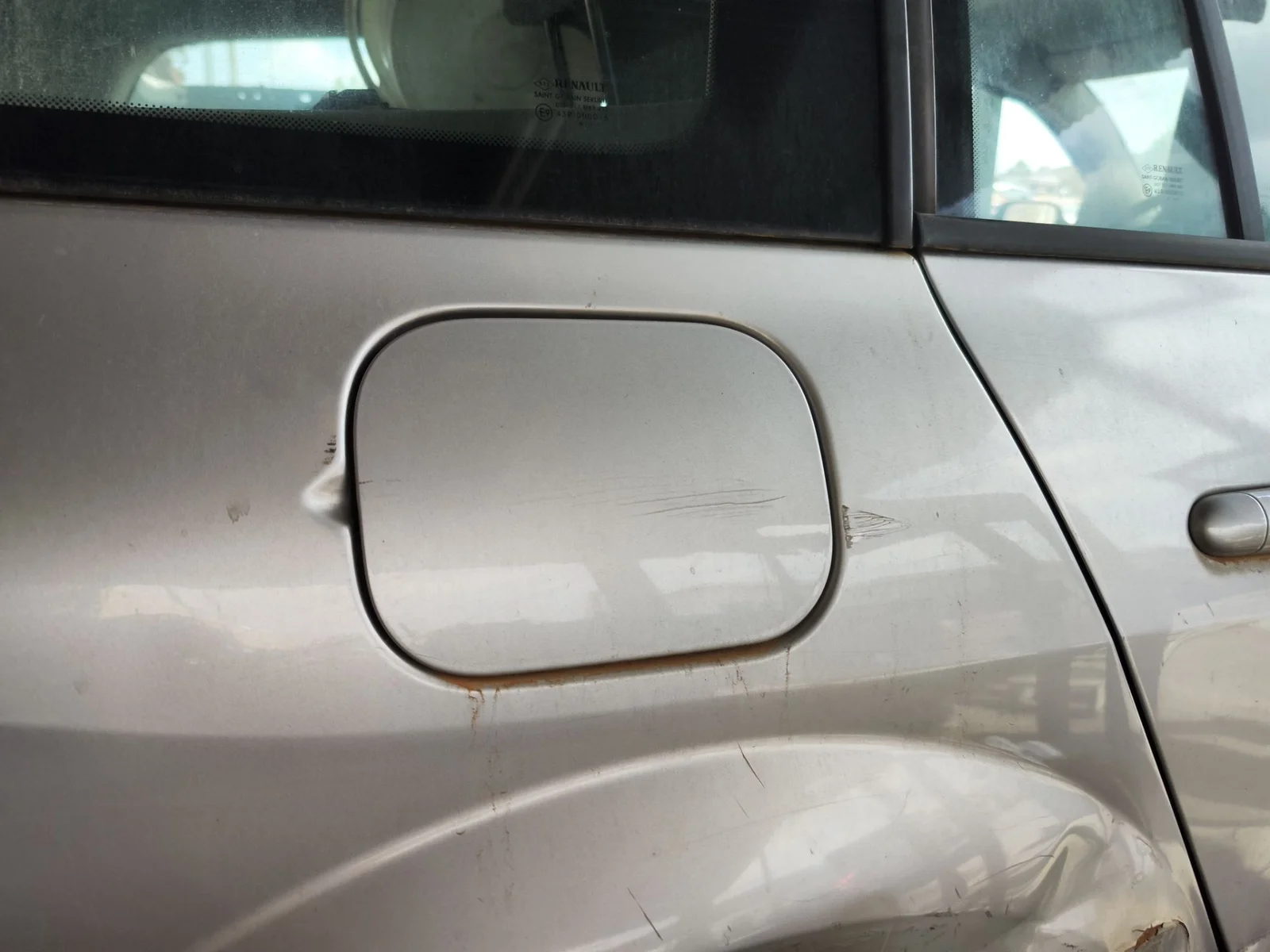 Foto de TAPA EXTERIOR COMBUSTIBLE RENAULT MEGANE II GRANDTOUR 1.5 dCi Diesel CAT (86 CV / 63 KW)
