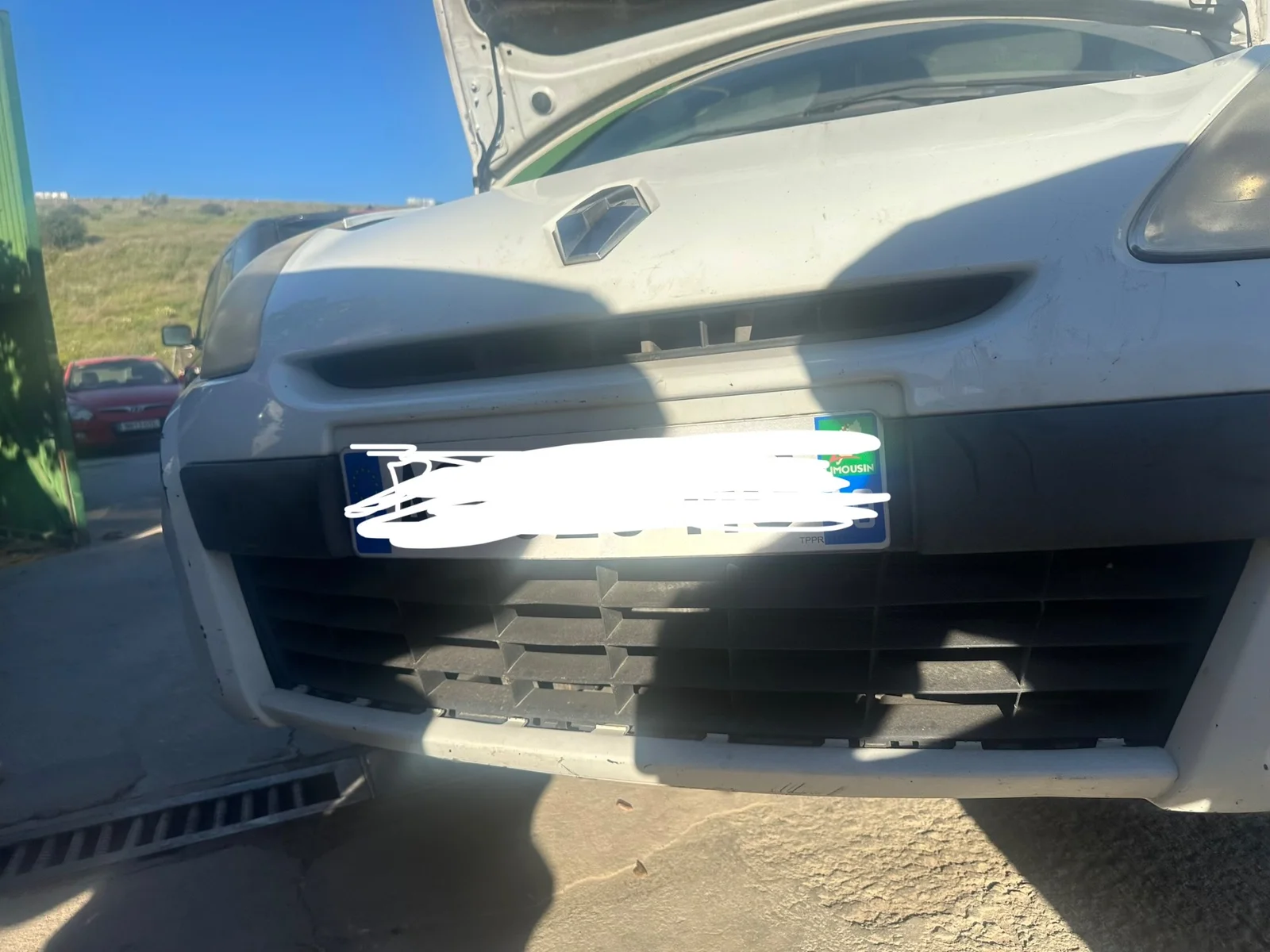 Foto de REJILLA DELANTERA RENAULT CLIO III 1.5 dCi Diesel (68 CV / 50 KW)