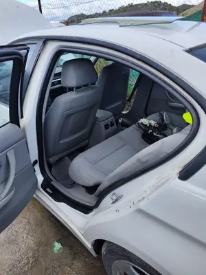 Foto de GOMAS CONTORNO PUERTA BMW SERIE 3 BERLINA (E90) 2.0 Turbodiesel CAT (143 CV / 105 KW)
