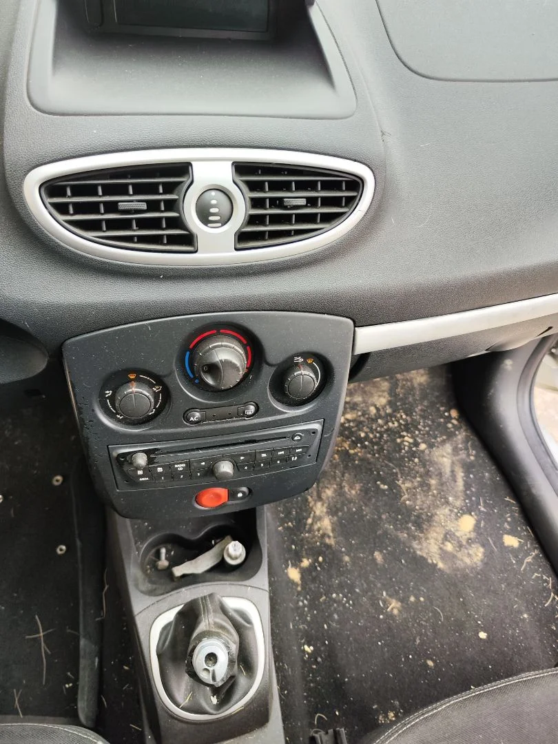 Foto de CONSOLA CENTRAL RENAULT CLIO III 1.5 dCi Diesel FAP (75 CV / 55 KW)