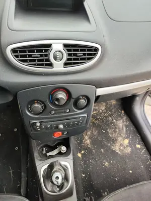Foto de CONSOLA CENTRAL RENAULT CLIO III 1.5 dCi Diesel FAP (75 CV / 55 KW)