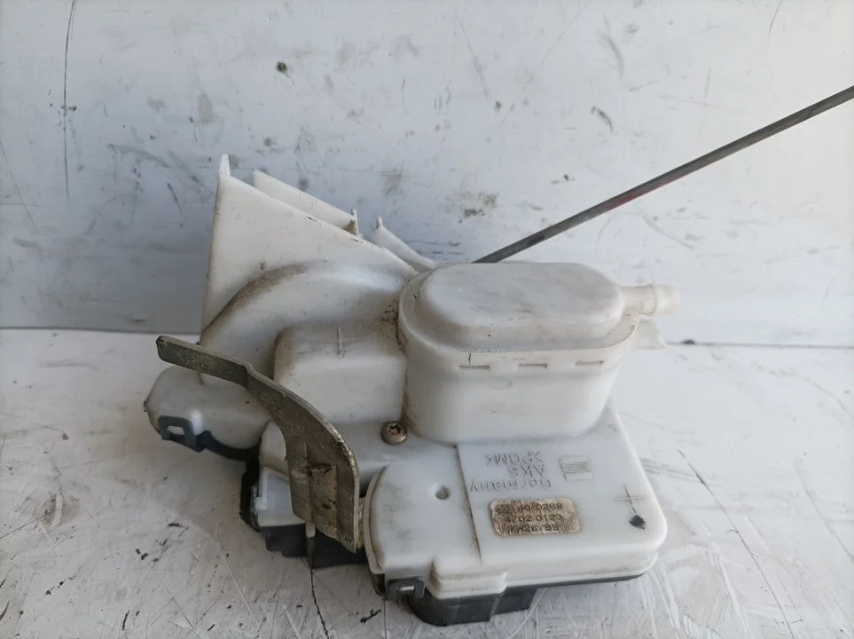 Foto de CERRADURA PUERTA TRASERA DERECHA SEAT CORDOBA BERLINA (6K2) referencia 6K4839016L