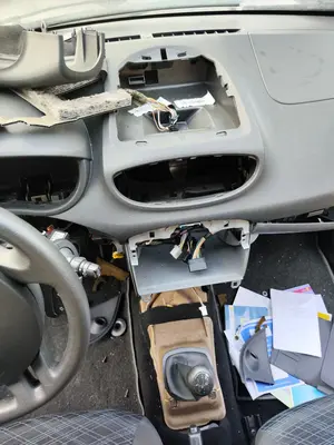 Foto de CONSOLA CENTRAL RENAULT CLIO III 1.2 16V (75 CV / 55 KW)
