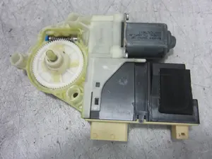 Foto de MOTOR ELEVALUNAS DELANTERO IZQUIERDO CITROEN C4 BERLINA 1.6 HDi CAT (9HY / DV6TED4) (109 CV / 80 KW) referencia 964873100 foto 3