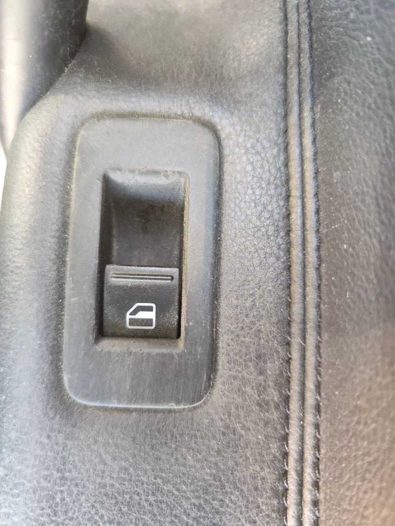 Foto de MANDO ELEVALUNAS TRASERO DERECHO VOLKSWAGEN TOUAREG (7L6) 4.2 V8 32V FSI (350 CV / 257 KW)