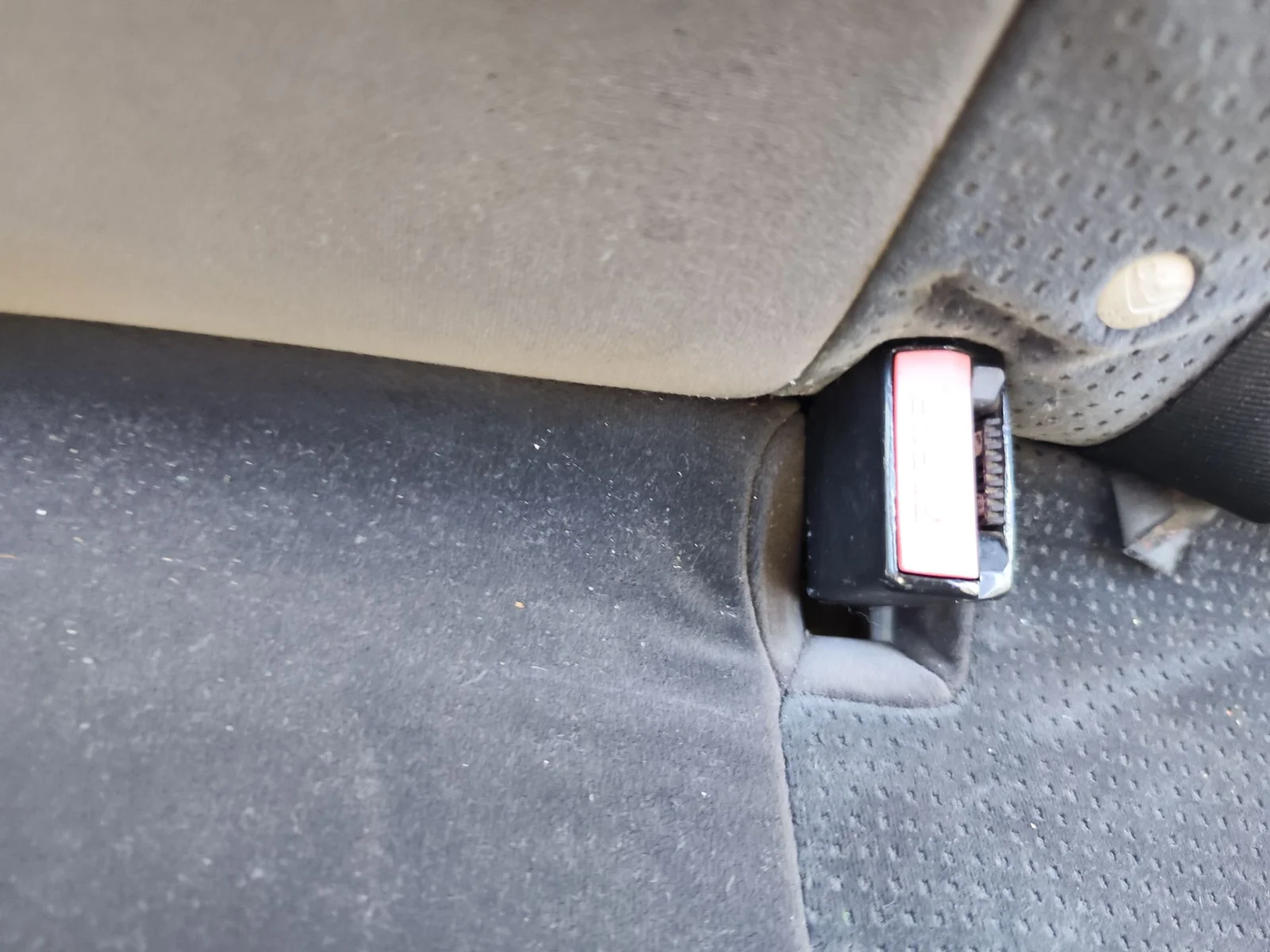 Foto de ENGANCHE CINTURON TRASERO IZQUIERDO CITROEN C4 BERLINA 1.6 16V HDi (90 CV / 66 KW) referencia 96748537XT