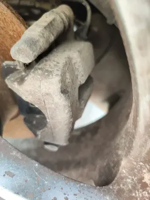 Foto de PINZA DE FRENO TRASERA IZQUIERDA RENAULT MEGANE II BERLINA 5P 1.6 CAT (113 CV / 83 KW) referencia 7701207693