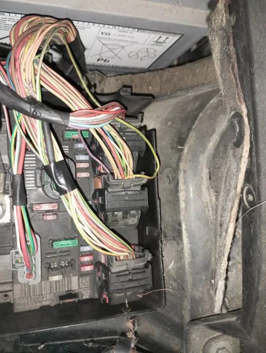 Foto de CAJA RELES / FUSIBLES PEUGEOT 307 CC CABRIO-COUPÉ (S2)