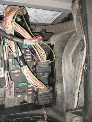 Foto de CAJA RELES / FUSIBLES PEUGEOT 307 CC CABRIO-COUPÉ (S2)