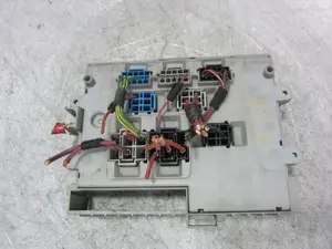 Foto de CAJA RELES / FUSIBLES BMW SERIE 3 BERLINA (E90) 2.0 16V Diesel (163 CV / 120 KW) referencia 690660703 foto 2