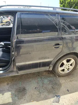 Foto de PUERTA TRASERA IZQUIERDA VOLKSWAGEN PASSAT VARIANT (3B5) 1.9 TDI (110 CV / 81 KW) referencia 3B9833051AC