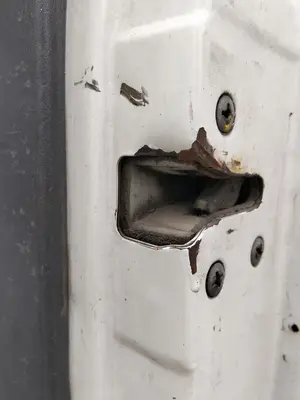 Foto de CERRADURA PUERTA DELANTERA DERECHA NISSAN CABSTAR E 3.0 Diesel (120 CV / 88 KW)