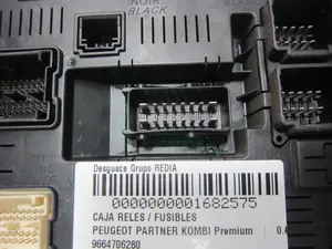 Foto de CAJA RELES / FUSIBLES PEUGEOT PARTNER TEPEE 1.6 16V HDi CAT (9HT / DV6BTED4) (75 CV / 55 KW) referencia 966405878001 foto 2