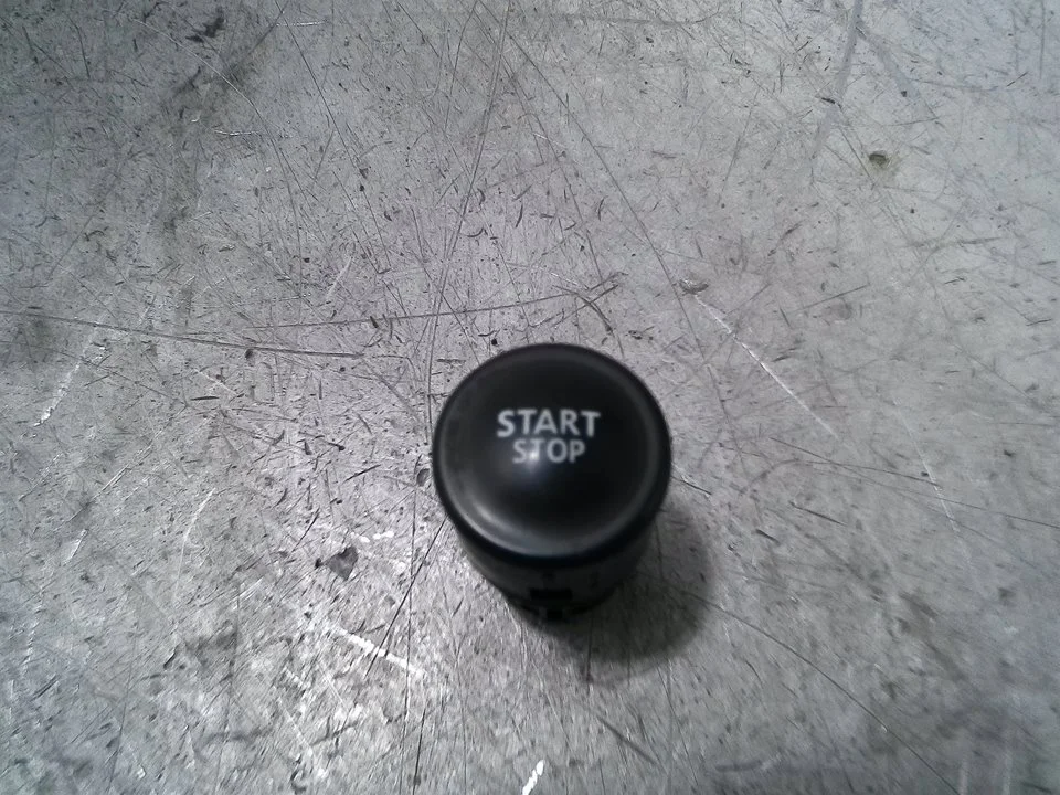 Foto de MANDO START/ STOP RENAULT MEGANE III BERLINA 5P 1.5 dCi Diesel (106 CV / 78 KW) referencia 1079598
