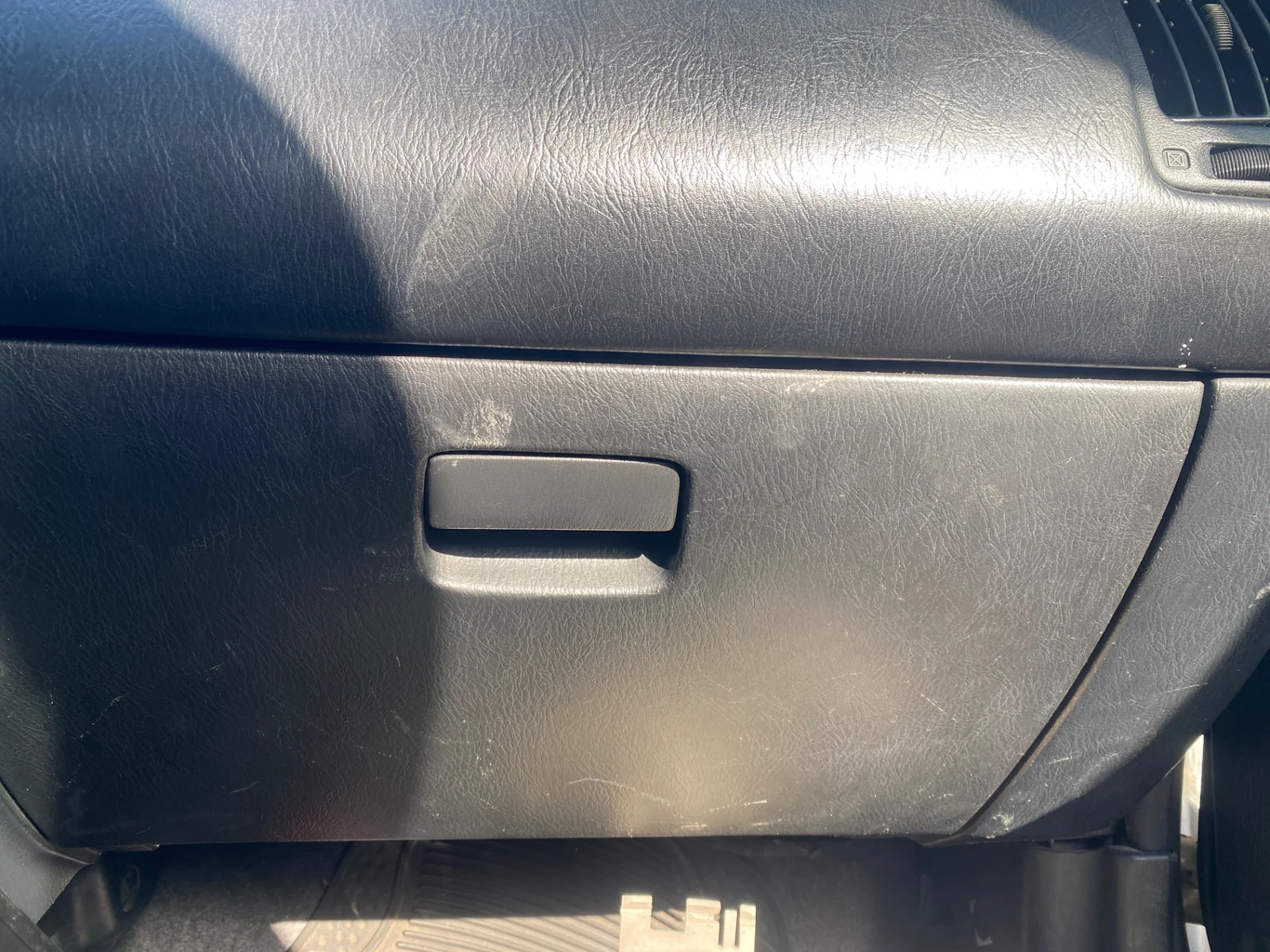Foto de GUANTERA NISSAN ALMERA (N15) 2.0 Diesel (75 CV / 55 KW)