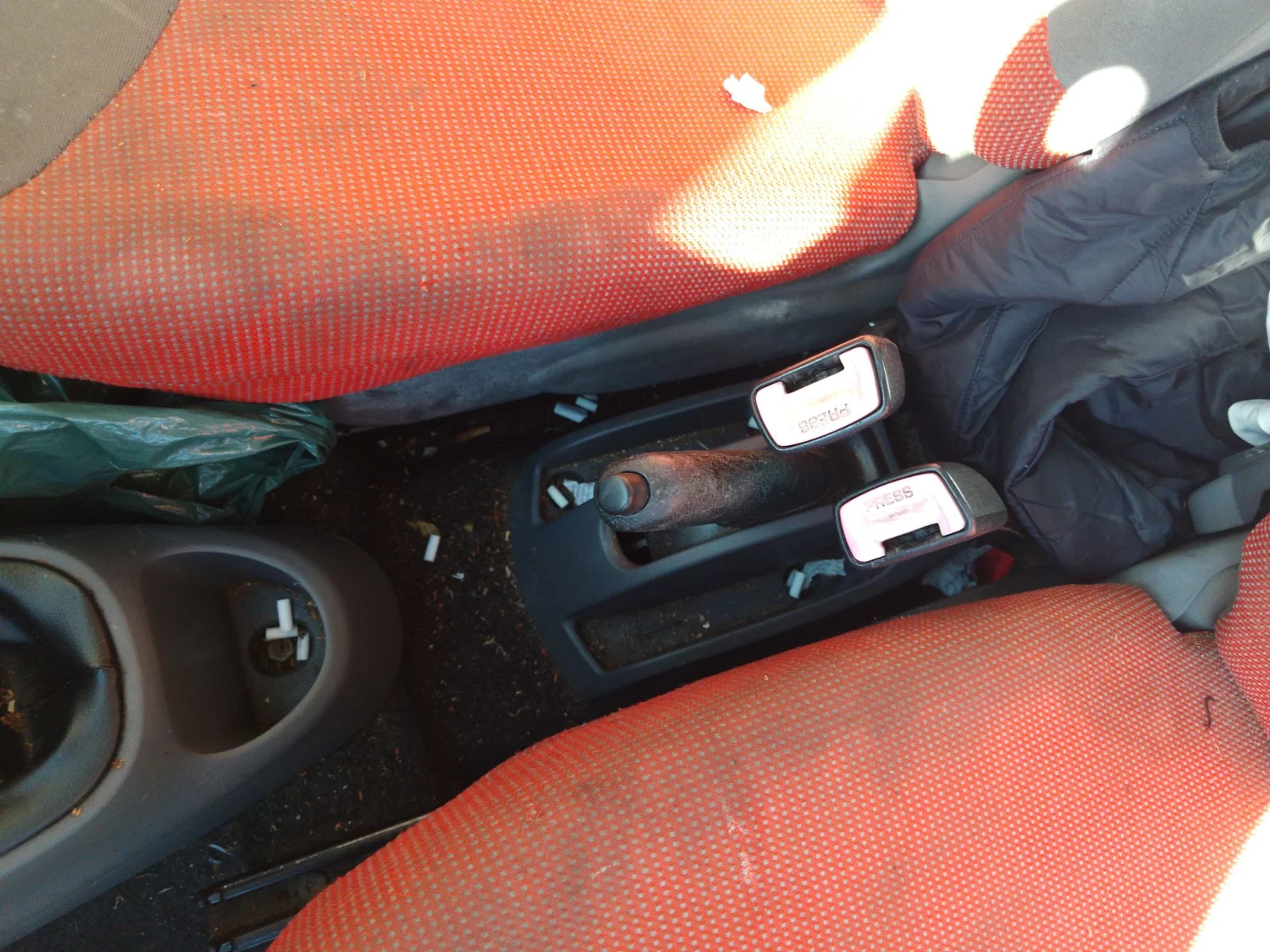 Foto de PALANCA FRENO PEUGEOT 107 1.0 CAT (384F) (68 CV / 50 KW)