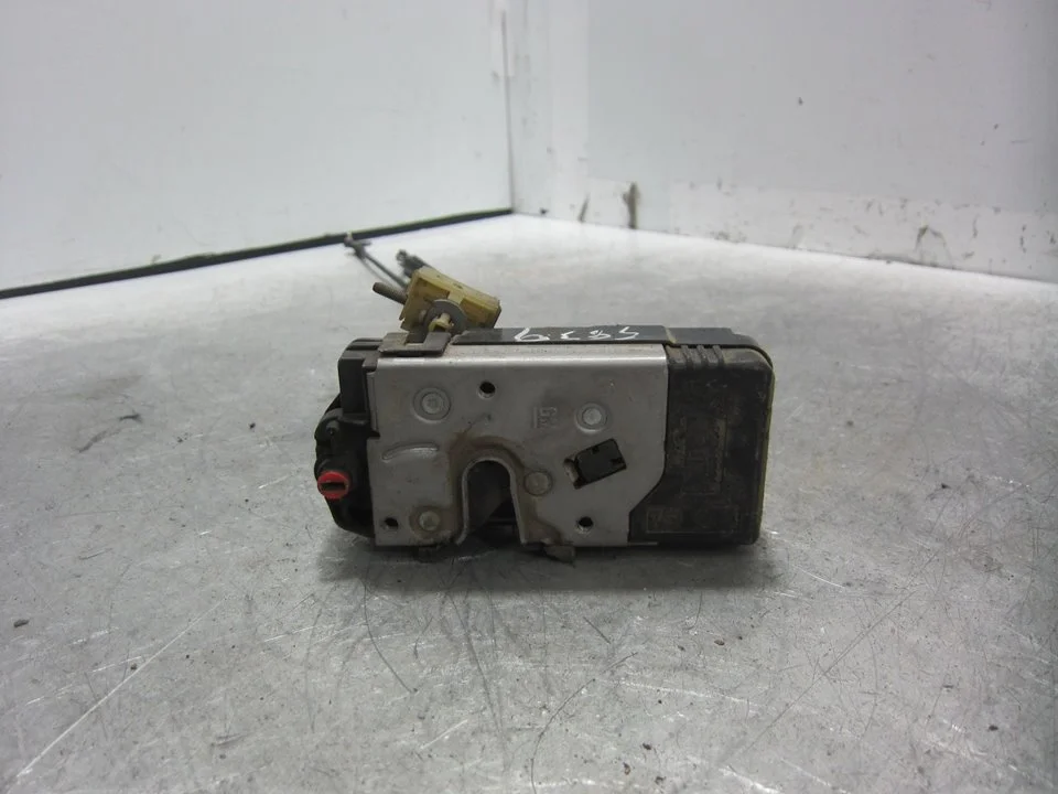 Foto de CERRADURA PUERTA TRASERA IZQUIERDA OPEL VECTRA C BERLINA 2.0 DTI (101 CV / 74 KW) referencia 24447345
