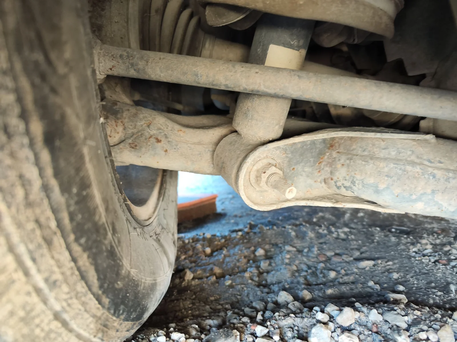 Foto de BRAZO SUSPENSION TRASERO IZQUIERDO LAND ROVER DISCOVERY 2.7 Td V6 CAT (190 CV / 140 KW)