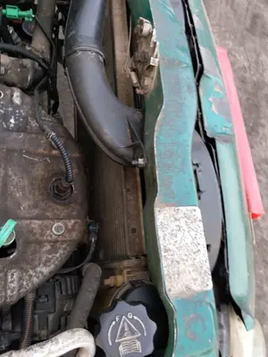 Foto de CONDENSADOR / RADIADOR  AIRE ACONDICIONADO PEUGEOT 106 (S2) 1.1  (60 CV / 44 KW)