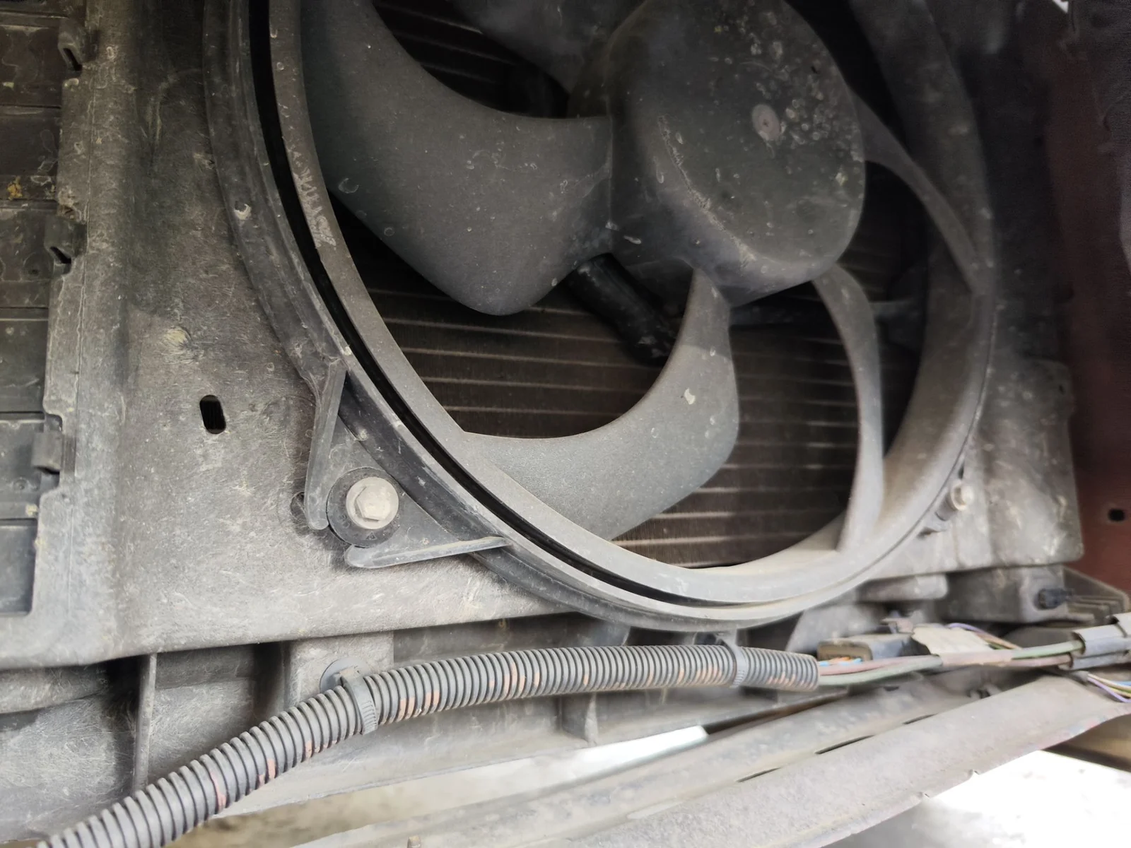 Foto de ELECTROVENTILADOR RADIADOR AIRE ACONDICIONADO PEUGEOT 307 (S1)(04.2001) 1.6 16V CAT (109 CV / 80 KW)