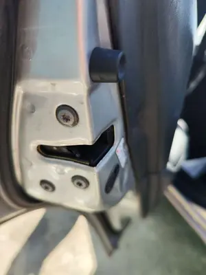 Foto de CERRADURA PUERTA TRASERA IZQUIERDA TOYOTA COROLLA (E11) 2.0 Turbodiesel CAT (90 CV / 66 KW) referencia 6930512240