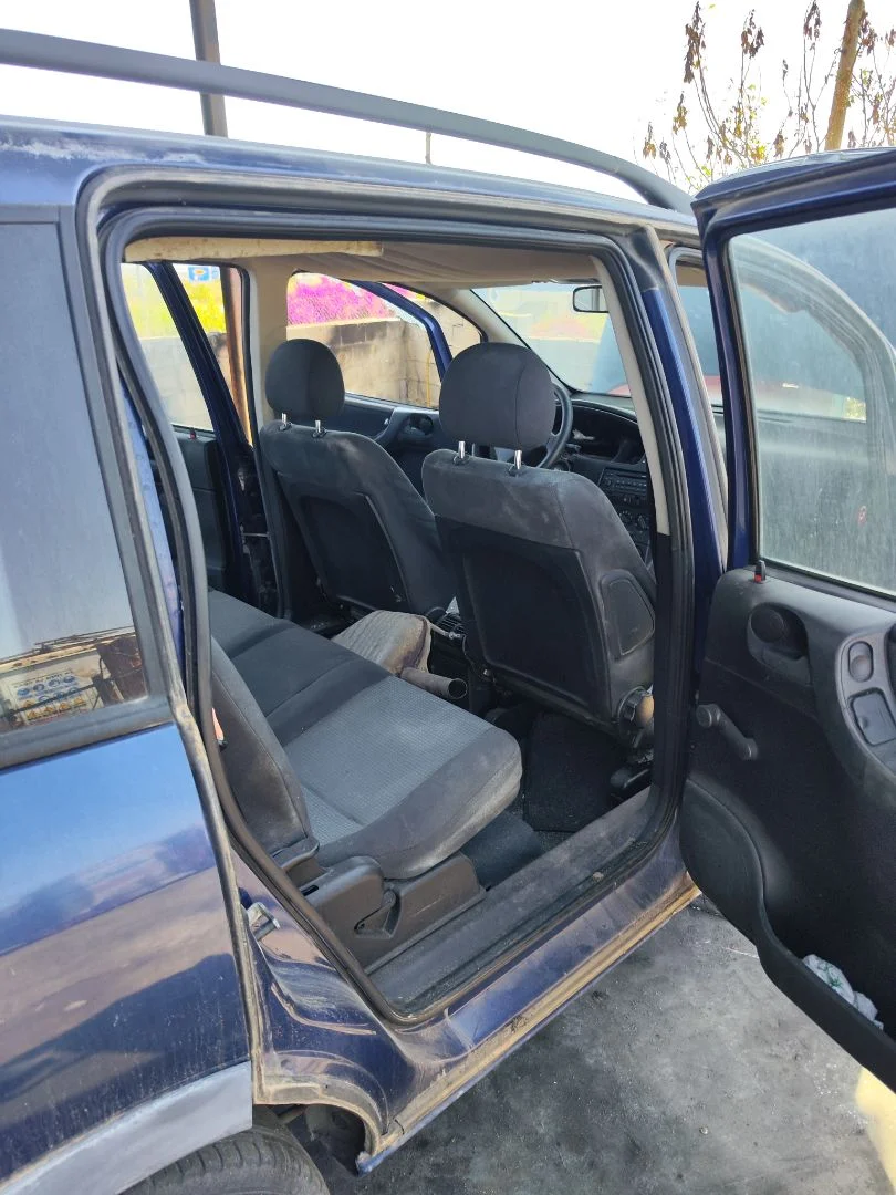 Foto de GOMAS CONTORNO PUERTA OPEL ZAFIRA A 1.6 16V (101 CV / 74 KW)