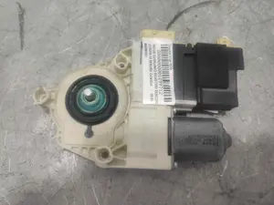 Foto de MOTOR ELEVALUNAS DELANTERO DERECHO CITROEN C4 BERLINA 1.6 16V HDi (90 CV / 66 KW) referencia 996388103