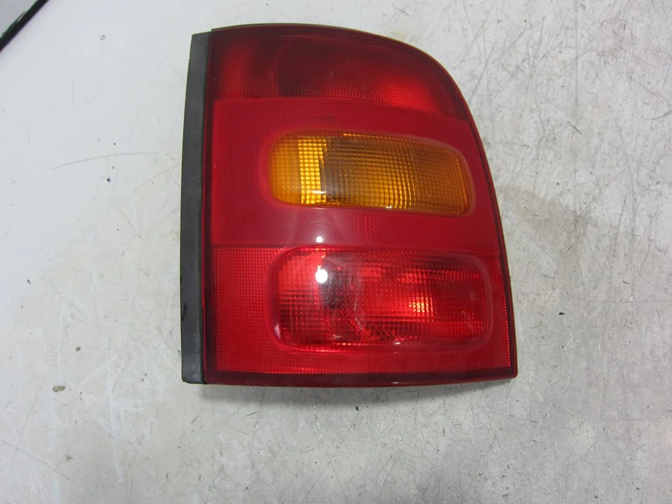 Foto de PILOTO TRASERO IZQUIERDO NISSAN MICRA (K11) 1.0 16V CAT (54 CV / 40 KW) referencia 265556F600