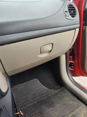 Foto de GUANTERA RENAULT CLIO III 1.5 dCi Diesel CAT (86 CV / 63 KW)