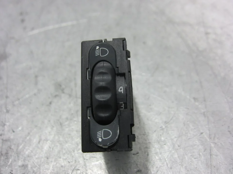 Foto de MANDO REGULACION FAROS RENAULT MEGANE I FASE 2 CLASSIC (LA...) 1.4 16V (95 CV / 70 KW) referencia 7700430218