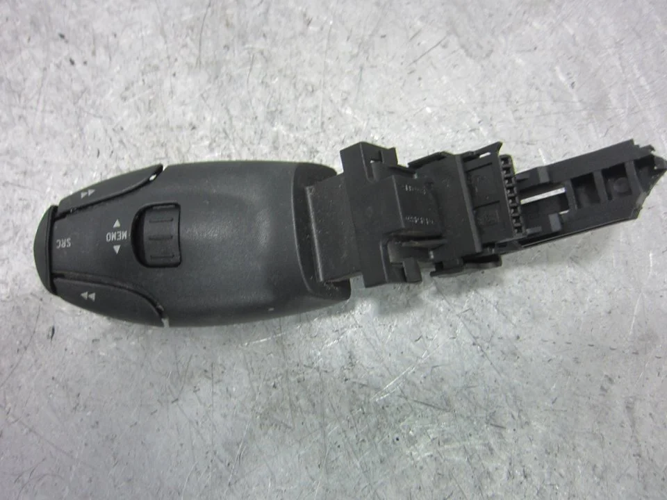 Foto de MANDO MULTIFUNCION PEUGEOT 307 (S1)(04.2001) 1.6 16V CAT (109 CV / 80 KW) referencia 96413388XT